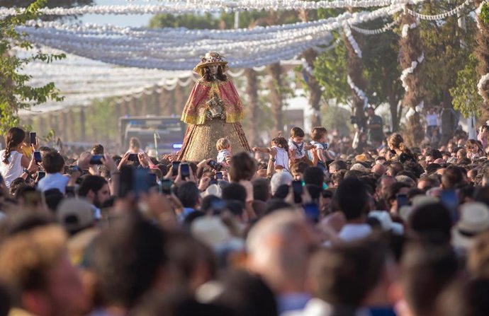 La Virgen del Rocío a su llegada a la aldea de El Rocío tras el traslado desde el municipio de Almonte.