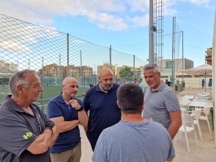 El presidente del PP de Palma, Jaime Martínez, en una visita a instalaciones deportivas.