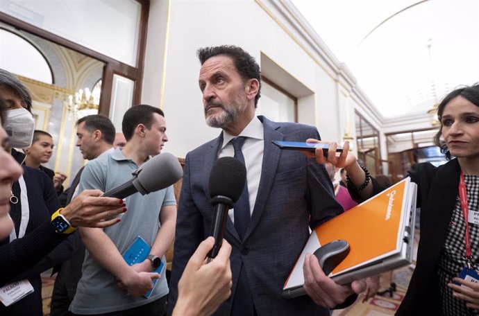 El portavoz adjunto de Ciudadanos en el Congreso, Edmundo Bal, responde a los medios a su llegada a una sesión plenaria en el Congreso de los Diputados