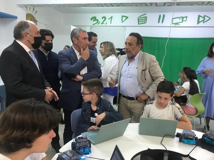 El delegado territorial de Educación y Deporte de la Junta de Andalucía en Cádiz, Miguel Andréu, durante su visita a Algeciras.
