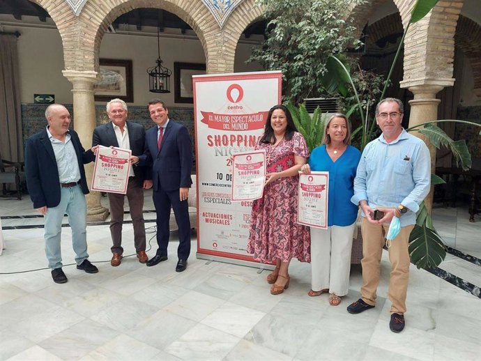 Dolores Amo (tercera por la dcha.), en la presentación de la 'Shopping Night'.