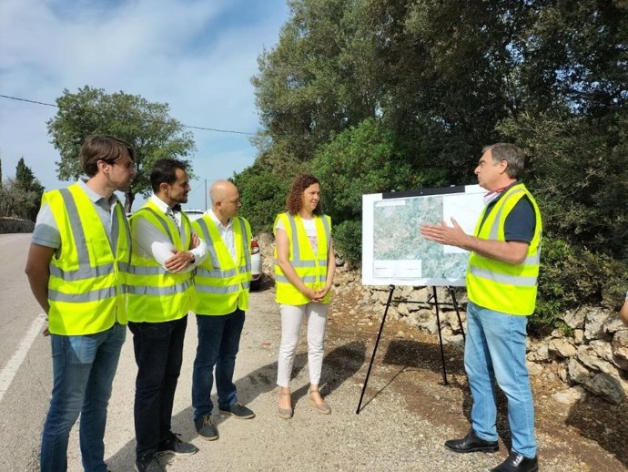 Archivo - La presidenta del Consell de Mallorca, Catalina Cladera, junto al conseller de Movilidad e Infraestructuras, Iván Sevillano, visitan las obras.