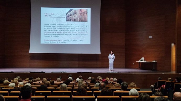 La catedrática Lola Pons clausura los clubes de lectura de las bibliotecas municipales de Dos Hermanas.