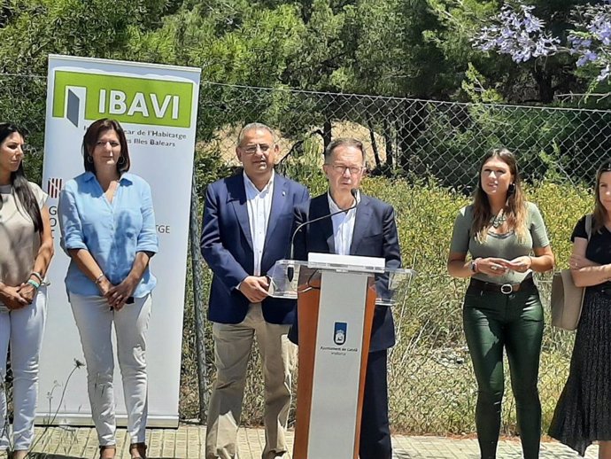 El conseller de Movilidad y Vivienda, Josep Marí, asiste a la firma de un protocolo de cesión de suelo por parte del Ayuntamiento de Calvi para construir viviendas de protección pública en el municipio.