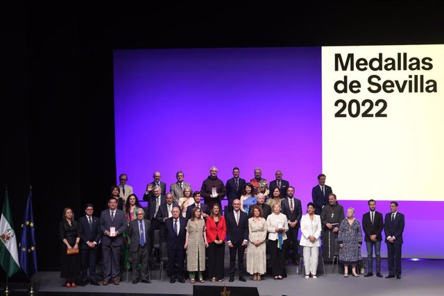 Imagen de grupo de los galardonados en las Medallas de Sevilla