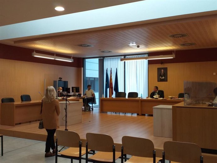 Juicio contra una madre gijonesa acusada de no permitir que su hijo fuera el pasado curso al colegio por ser obligatorio llevar mascarilla, celebrado en el Juzgado de lo Penal número 2 de Gijón