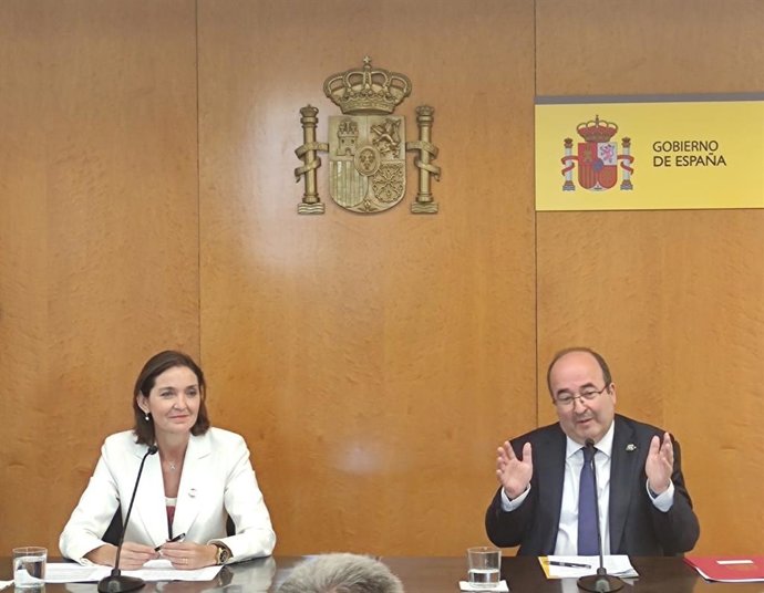 La ministra d'Indústria Comer i Turisme, Reyes Maroto, i el ministre de Cultura i Esport, Miquel Iceta, a Tarragona