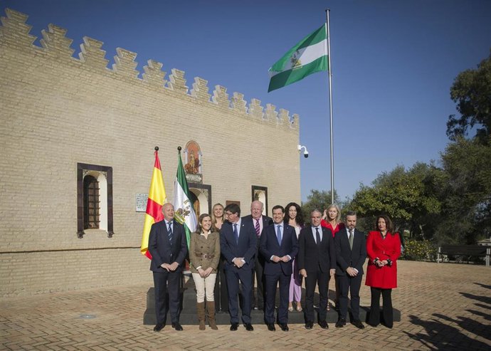 Archivo - El presidente de la Junta de Andalucía, Juanma Moreno (c), posa en una foto institucional junto a los miembros del Consejo de Gobierno antes de presidir la reunión semanal en la Casa de Blas Infante y Museo de la Autonomía de Andalucía. 