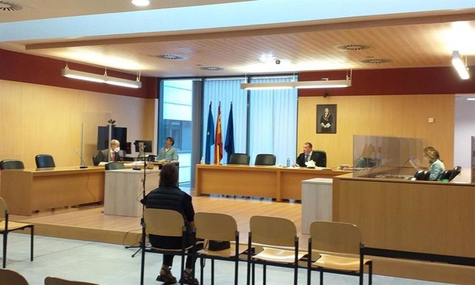 Vista oral contra la acusada de robar a un octogenario en un ascensor, celebrado en el Juzgado de lo Penal número 2 de Gijón