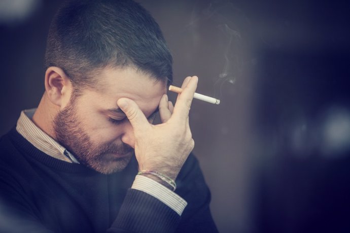 Archivo - Imagen de archivo de un hombre fumando.