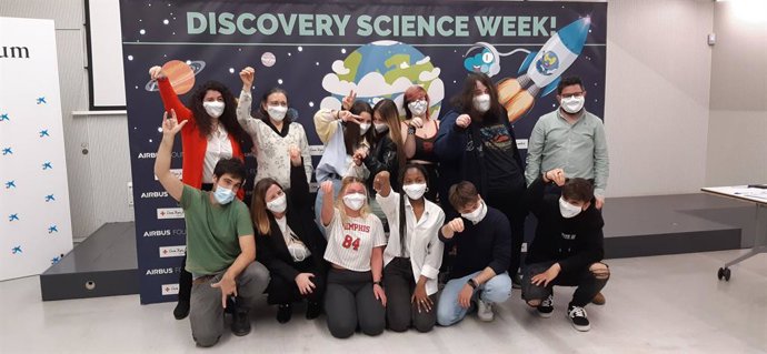 Alumnos y voluntarios de las plantas de Airbus en Sevilla