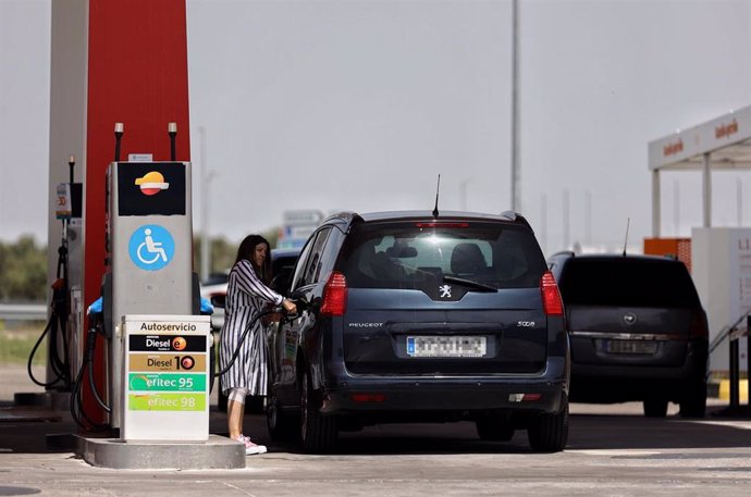 Una mujer repostando en una gasolinera, a 12 de mayo de 2022, en Madrid (España). El precio medio de los carburantes en España ha remontado esta semana más de un 2% y ha escalado a nuevos máximos históricos, aunque se mantiene contenido al aplicar el de