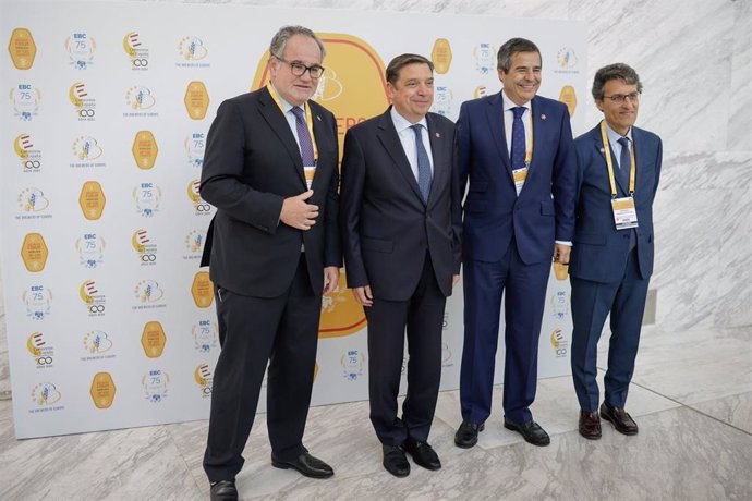 El ministro de Agricultura, Luis Planas, el presidente de Cerveceros de España, Demetrio Carceller Arce y el director general de Cerveceros de España, Jacobo Olalla