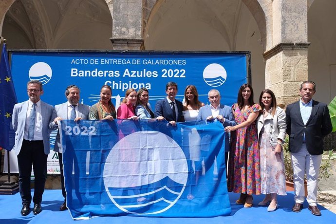 El vicepresidente de la Junta de Andalucía y consejero de Turismo, Regeneración, Justicia y Administración Local, Juan Marín, durante su visita a Chipiona.