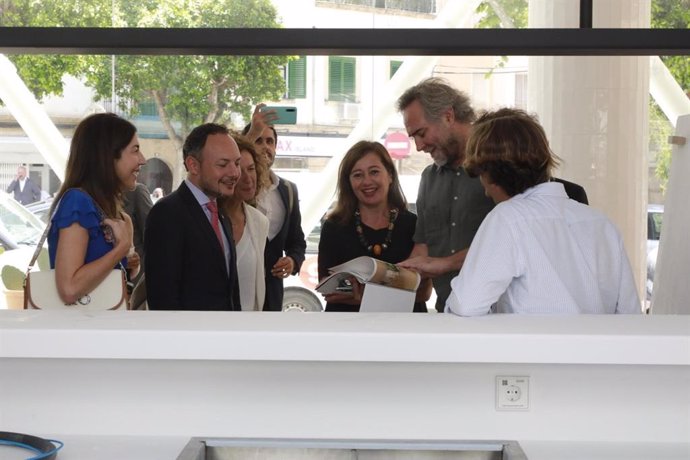 La presidenta del Govern, Francina Armengol, y el jefe del Gobierno de Andorra, Xavier Espot, durante la visita al hotel HM Palma Blanc.