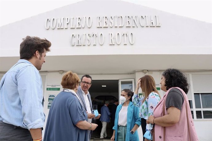 El número 2 por la provincia de Huelva a las elecciones andaluzas del 19 de junio y presidente provincial del PP, Manuel Andrés González, durante su visita a Gibraleón (Huelva).
