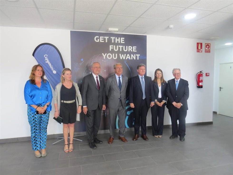 Foto de familia la apertura de la empresa Capgemini en Málaga TechPark