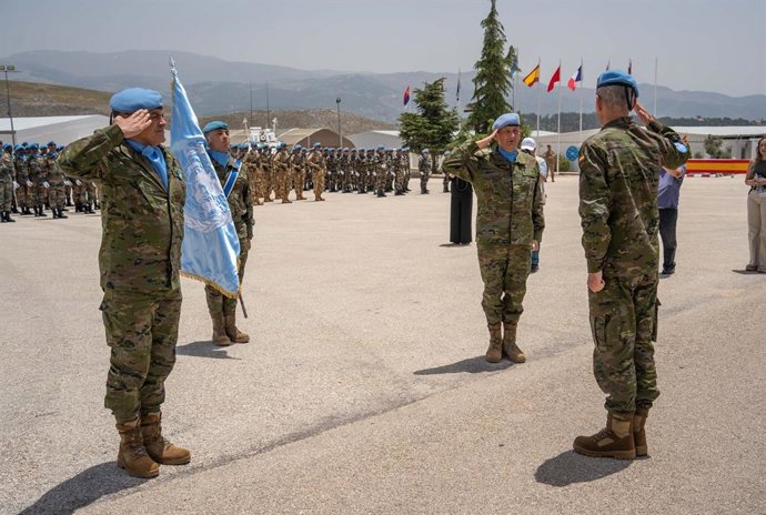 Relevo de mando entre los generales Armada y Olazábal