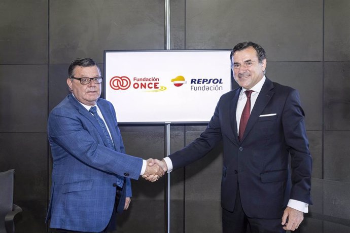 Saludo entre el vicepresidente de Fundación Repsol, António Calada, y el director general de Fundación ONCE, José Luis Martínez Donoso, en la firma del acuerdo para impulsar el empleo en personas con discapacidad