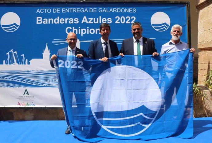 Mijas recibe sus tres banderas azules para sendas playas