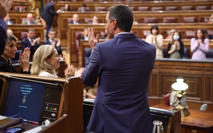 El presidente del Gobierno, Pedro Sánchez, aplaude en una sesión plenaria, en el Congreso de los Diputados, a 26 de mayo de 2022, en Madrid (España). 