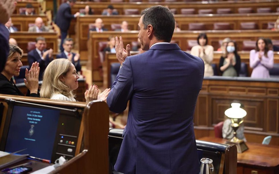 El presidente del Gobierno, Pedro Sánchez, aplaude en una sesión plenaria, en el Congreso de los Diputados, a 26 de mayo de 2022, en Madrid (España).