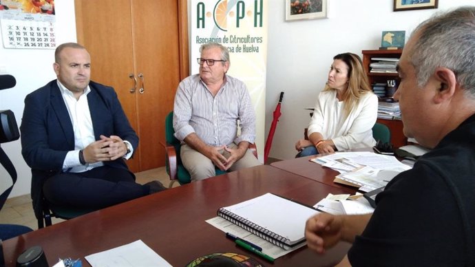 El cabeza de lista de Cs por Huelva a las elecciones del 19J, Julio Díaz, junto a Pilar Lucio, número 2 de la candidatura, y el presidente y el gerente de la ACPH, Lorenzo Reyes y Juan Manuel Bernal.