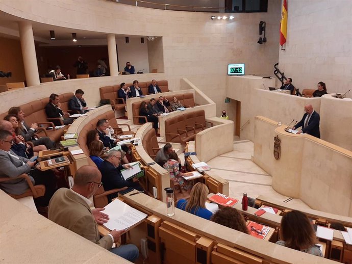 El diputado y portavoz parlamentario de Cs Cantabria, Félix Álvarez, en el Pleno, después de que el grupo haya acordado la expulsión de Marta García