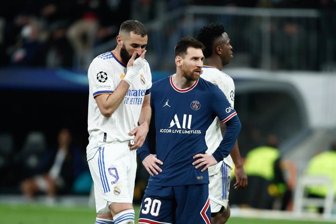 Archivo - Karim Benzema of Real Madrid gestures near to Lionel Messi of PSG during the UEFA Champions League, round of 16 - second leg, football match played between Real Madrid and Paris Saint Germain - PSG at Santiago Bernabeu