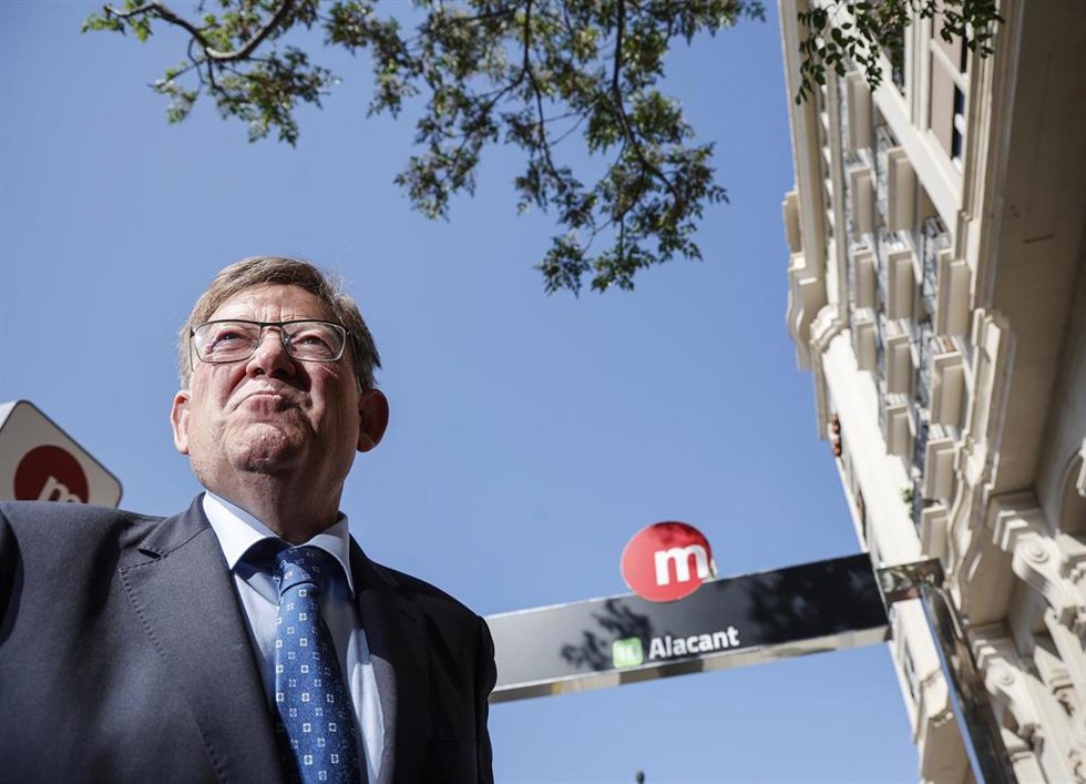 El president de la Generalitat Valenciana, Ximo Puig, a su llegada al metro para el acto de puesta en servicio de la Línea 10 de Metrovalencia, a 17 de mayo de 2022, en Valencia, Comunidad Valenciana (España). 