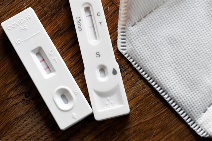 Archivo - Mascarillas y test de detección del coronavirus.