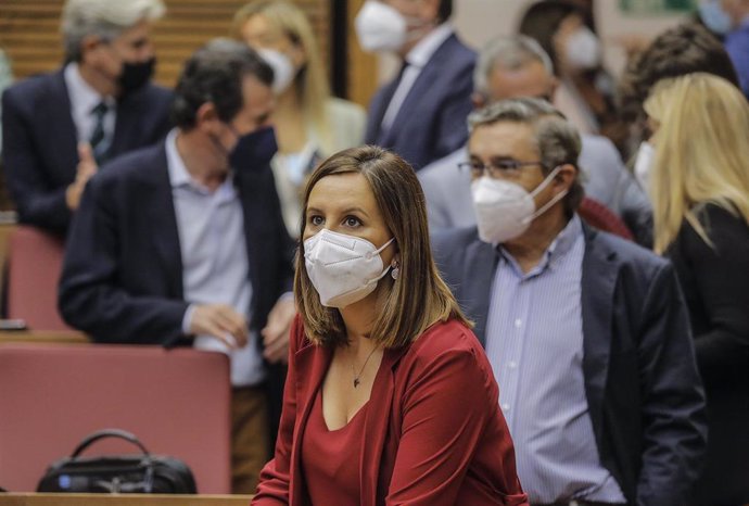 Archivo - La portavoz del PP en Les Corts, Maria José Catalá, a su llegada a un pleno