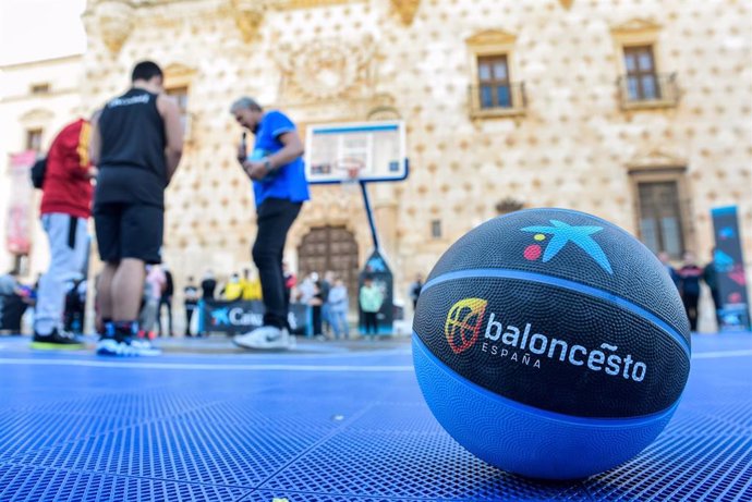 Archivo - Uno de los balones utilizados en el Campeonato de Baloncesto Plaza 3x3 CaixaBank 2021 en la Plaza de España.