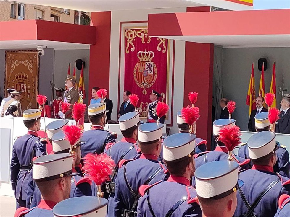 Los Reyes presiden un multitudinario desfile por el Día de las Fuerzas Armadas en Huesca