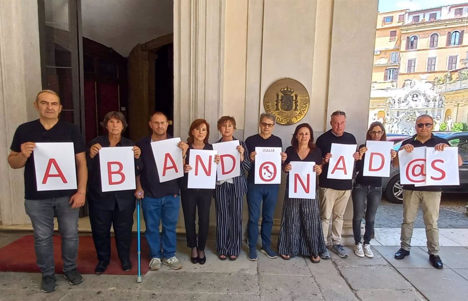 Personal laboral se concentra frente a la Embajada de España en Italia en el primer "lunes negro"