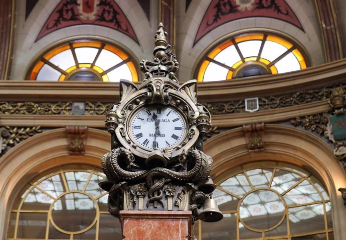 El reloj de la bolsa de 4 esferas, en el Palacio de la Bolsa de Madrid, a 26 de mayo de 2022, en Madrid (España). 
