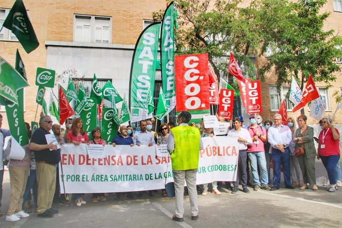 Concentración sindical contra la Macroárea Sur, con el apoyo de alcaldes (dcha.)