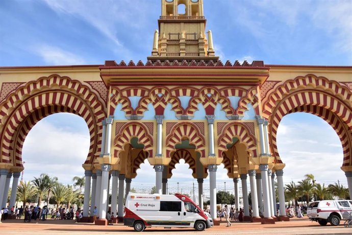 Una ambulacia de Cruz Roja frente a la portada de la Feria de Córdoba.