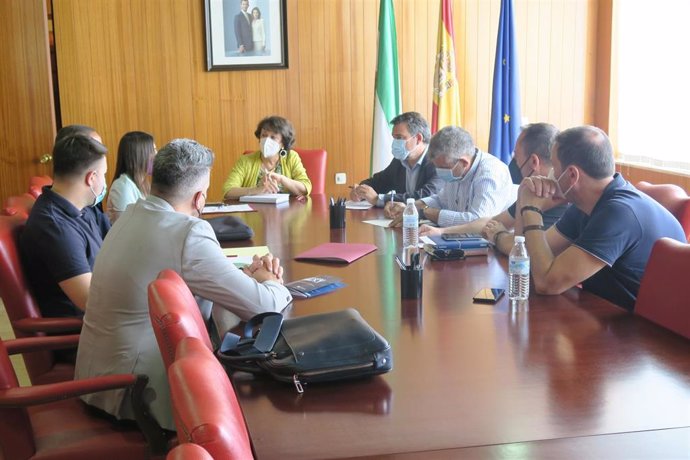 Valenzuela (centro, al fondo) preside la reunión con alcaldes de la Subbética y el Norte de Málaga sobre la creación de un servicio de Policía Local compartida.