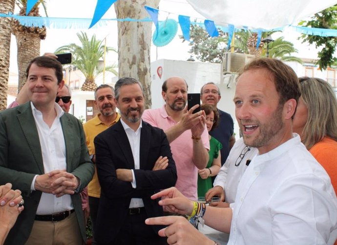 Fernández Mañueco durante su visita a las fiestas de Villargordo en su paso por la provincia de Jaén para apoyar la candidatura del PP-A a las elecciones andaluzas