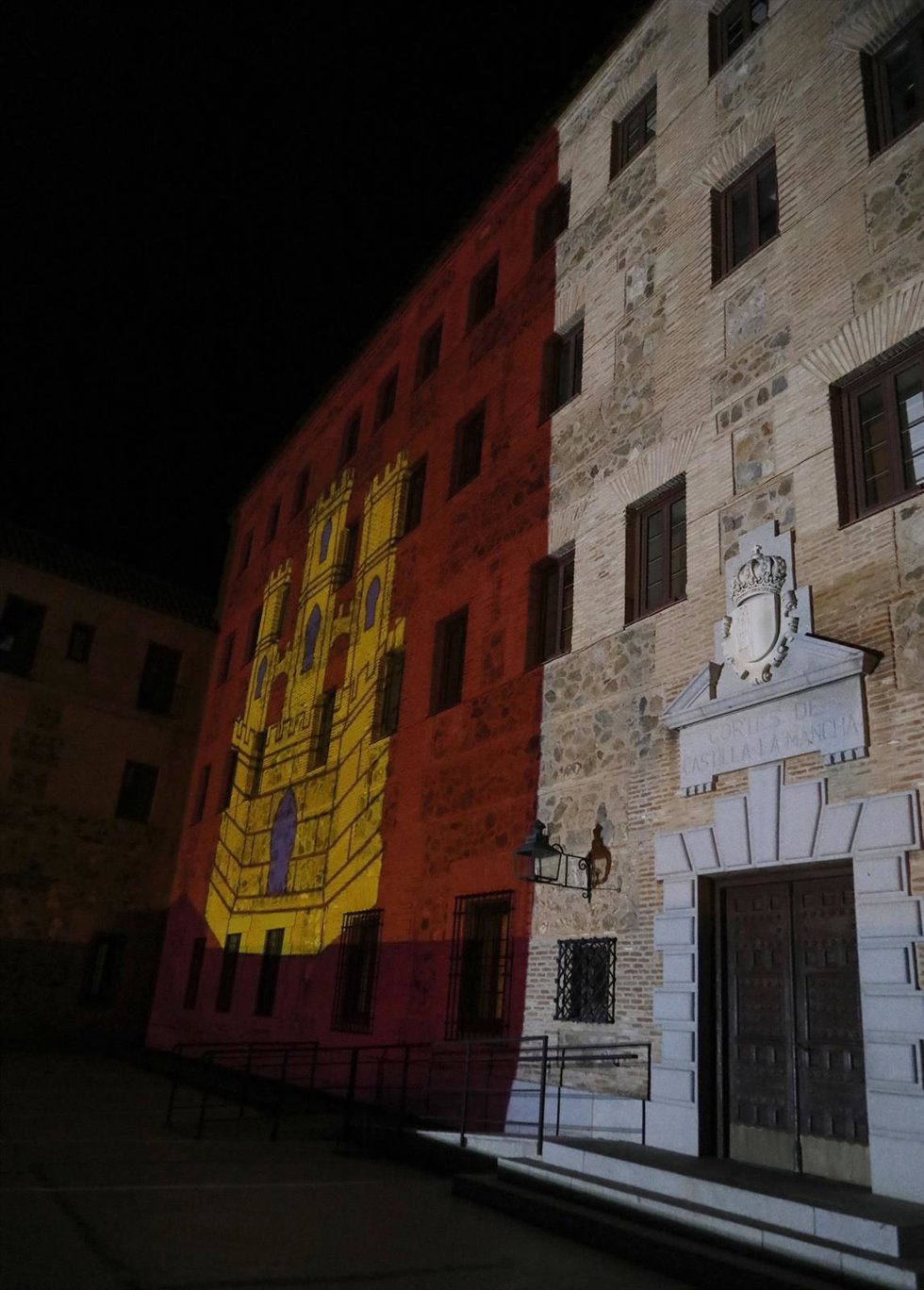 Fachada de las Cortes con la bandera de Castilla-La Mancha