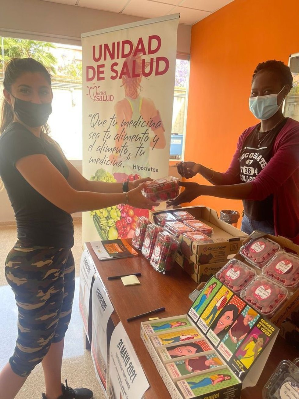 La UHU se suma al Día Mundial Sin Tabaco cambiando cigarrillos por frutos rojos.