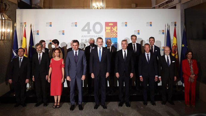 Foto de familia, en la primera fila, de (i-d), el ministro de Asuntos Exteriores, Unión Europea y Cooperación, José Manuel Albares; el presidente del Tribunal Supremo (TS) y del Consejo General del Poder Judicial (CGPJ), Carlos Lesmes; la presidenta del