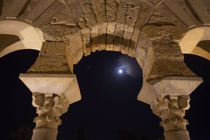 Vista de noche de la Medina Azahara