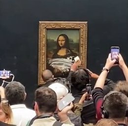 Retrato de la Mona Lisa o Gioconda en el Museo del Louvre de París tras ser atacado con un pastel