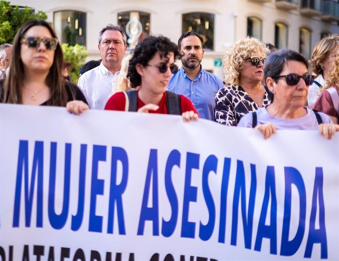 Los secretarios generales del PSOE de Andalucía y de Málaga, Juan Espadas y Daniel Pérez, respectivamente, en la concentración en repulsa por los últimos asesinatos machistas