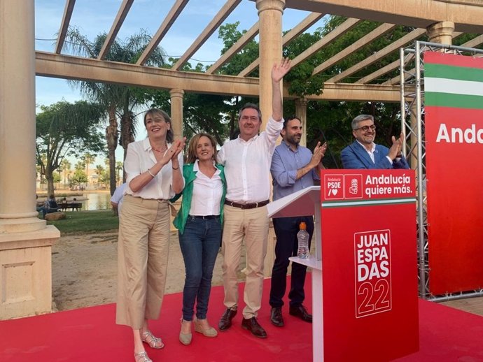 El secretario general del PSOE-A, Juan Espadas, alza la mano en un acto preelectoral celebrado en el Parque Huelin de Málaga. A 30 de mayo de 2022.