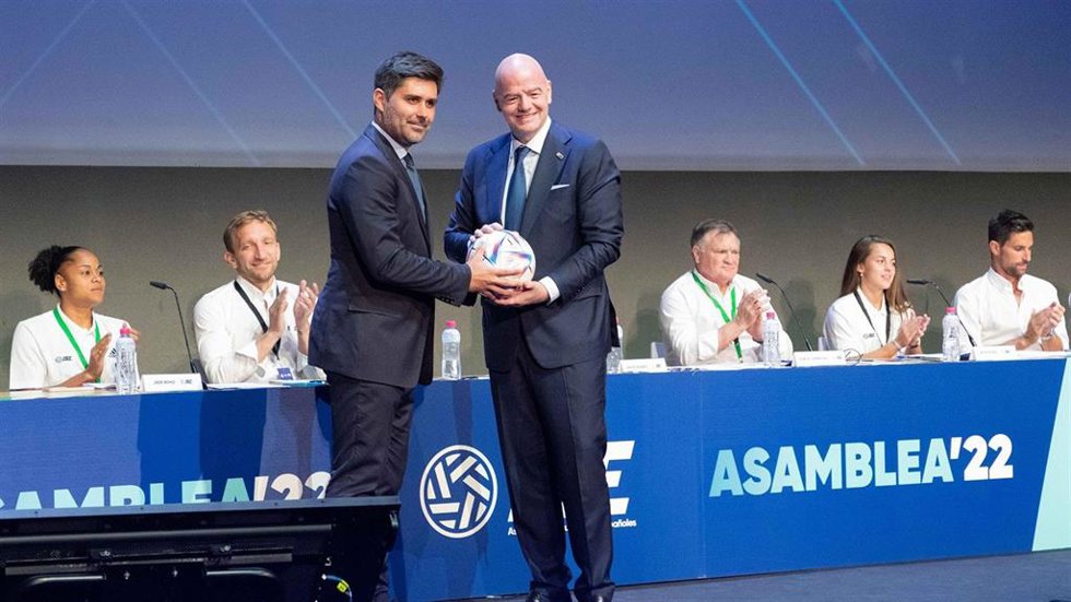 Gianni Infantino junto a David Aganzo durante la Asamblea General del sindicato