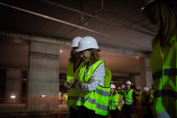 La ministra de Transportes, Movilidad y Agenda Urbana, Raquel Sánchez (d), supervisa el avance del proyecto de la estación de La Sagrera, a 23 de mayo de 2022, en Barcelona, Cataluña (España). La ministra de Transportes ha visitado la estación intermoda