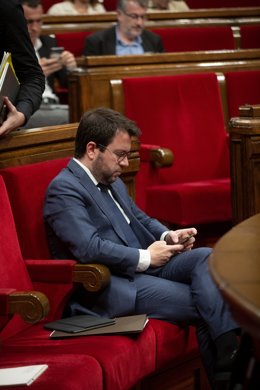 El president de la Generalitat, Pere Aragons, mira el mbil en una sessió plenria, en el Parlament de Catalunya, a 25 de maig de 2022, a Barcelona, Catalunya (Espanya). El ple del Parlament gira entorn del debat a la totalitat de la proposició de li